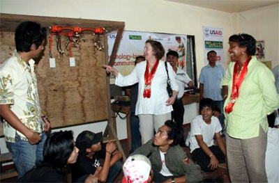 New U.S. Deputy Chief of Mission to the Philippines Leslie Bassett looks at a wiring installation set-up during her visit to the EQuALLS2 Project’s Building and Wiring Installation training for out-of-school youth (OSYs) in Zamboanga City. Looking on is USAID Deputy Mission Director Elzadia Washington (right). The short-term skills training prepares OSYs to pursue employment and livelihood opportunities.