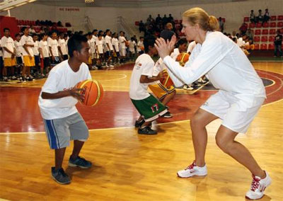 Sixteen-year-old Akruman Anamil (left), an out-of-school youth from Zamboanga City, plays basketball with Sue Wicks, one of the original members of the Women’s National Basketball Association in the U.S. Anamil recently attended the Basic Literacy and Life Skills Program of USAID’s EQuALLS2 Project.