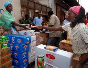 A wholesaler makes a sale in Luanda, Angola, September 29, 2006. [© AP Images]