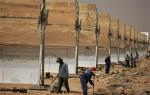 Workers build a thermo-solar power plant in Beni Mathar August 20, 2009.  REUTERS/Rafael Marchante