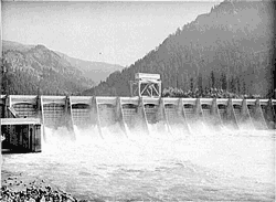 Gate 
          controlled spillway dam. Bonneville Dam, Oregon