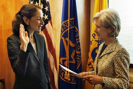 HHS Secretary Kathleen Sebelius swears in Dr. Margaret Hamburg as the Commissioner of Food and Drugs on May 22, 2009.