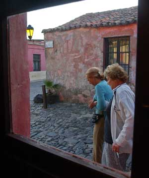 Tourists walk in Colonia del Sacramento, Uruguay, January 11, 2003. [© AP Images]