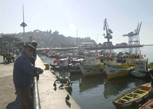 Tourists visit the Prat pier, Valparaiso, Chile, August 8, 2003. [© AP Images]