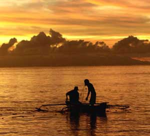 Fishermen haul in their net in the Dili harbor, Timor-Leste, April 10, 2007. [© AP Images]