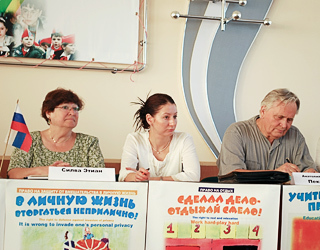 PAO Sylva Etian (left) takes part in the work of the seminar.