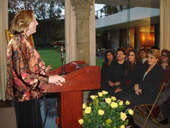 La Ministra Bassett se dirige al grupo