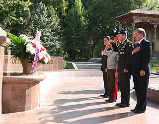 General Petraeus lays flowers at the Monument of Mater Dolorosa in Tashkent
