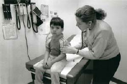 Doctora examina a niño