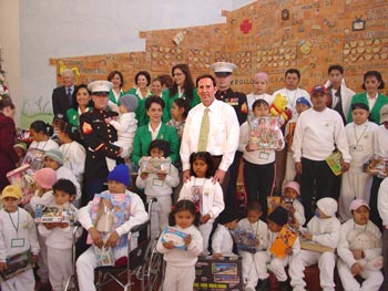 Entrega de regalos en la Casa de la Amistad