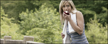 Foto: mujer comiendo una manzana