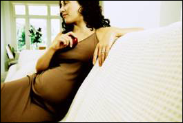Una mujer embarazada sentada en un sofá