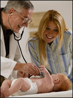 Photo: una madre y su bebé con el médico.