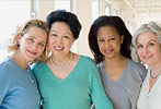 Foto de cuatro mujeres sonriendo.