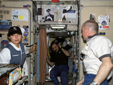 ISS013-E-82952 -- Expedition 13 crew