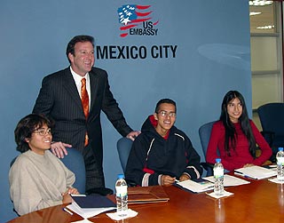 Emb. Garza y Damián Omar Ortiz Rodríguez, Jacob Esaú Salazar Solano y Ximena Isabel Kumi Juárez Castro en video conferencia