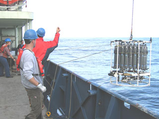 Deployment of equipment to measure water parameters, ECOHAB Pacific Northwest September 2004 Cruise.
Photo by NOAA.