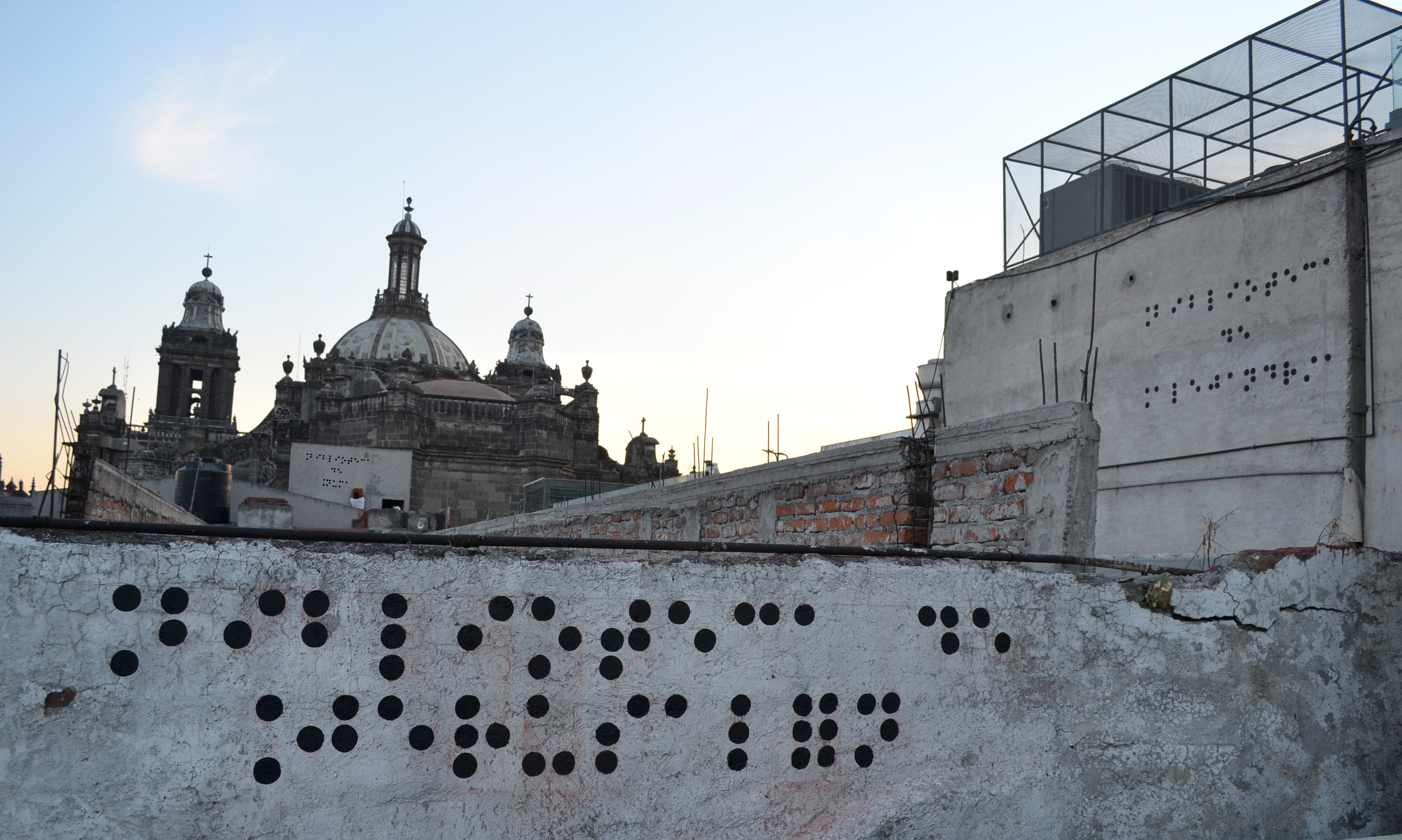 Biblioteca Ciega (Bilioteca de Jerusalén, Numa Alejandria), Vinyl on the surrounding buildings of the Historic Center of Mexico City, 2012