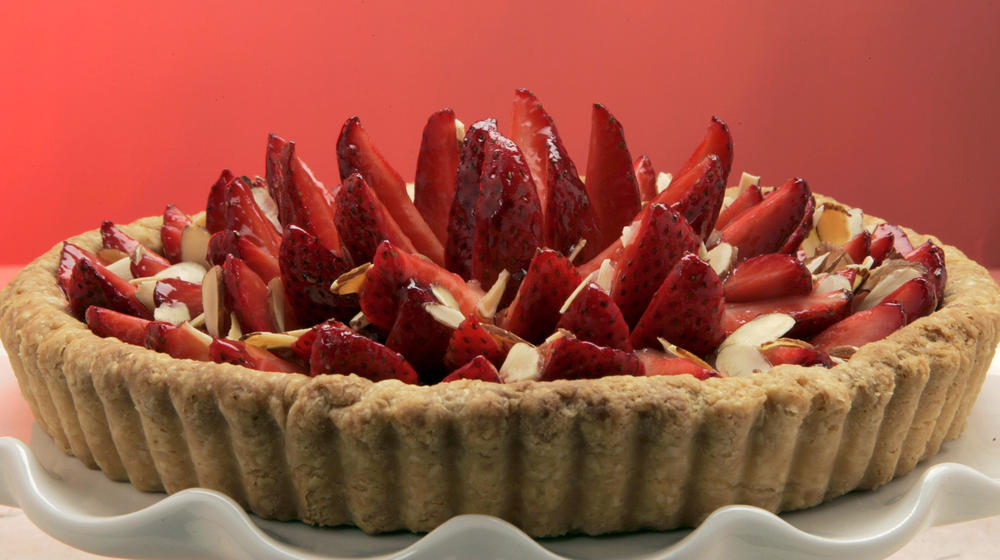 Strawberry tart with raspberry-orange glaze