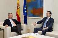 Eric E. Schmidt, Google’s chairman, left, with Mariano Rajoy, the Spanish prime minister, in Madrid on Tuesday