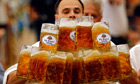 New world record in carrying one litre beer mugs