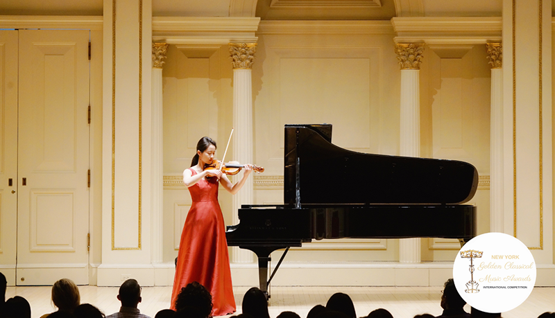 Limeng Zhang performing on violin