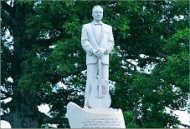 Jim Reeves Memorial statue in Carthage
