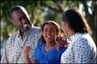 Foto de un adolescente hablando con sus padres.