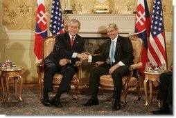 Prime Minister Mikulas Dzurinda of Slovakia welcomes President George W. Bush in Bratislava, Slovakia, February 24, 2005.   White House photo by Eric Draper