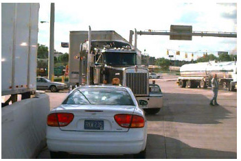 Photo showing drivers parking their vehicles and walking across traffic to visit the duty-free store before entering Canada