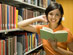 Mujer con un libro en la biblioteca