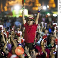 Supporters of the United Front of Democracy against Dictatorship gather 25 Apr 2009 in Bangkok