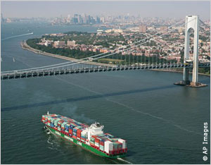 Un porte-conteneurs s'apprète à passer sous le pont Verrazano-Narrows pour se diriger vers le port de Newark au New Jersey. 