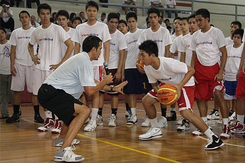 Photo of Erik teaching young Filipino participants defensive techniques