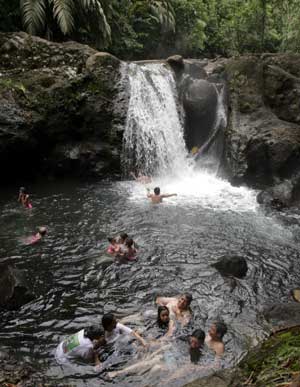 Swimming in river near San Carlos, Costa Rica, April 11, 2006. [© AP Images]