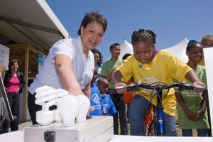 EPA Administrator Lisa P. Jackson teaches a girl about energy-efficient CFLs