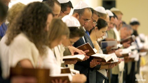 Worshipers pray during Rosh Hashanah to celebrate the Jewish New Year, New York, Sept. 7, 2002. [AP]