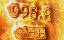  A bar of gold bullion is seen in the museum of the Bank of England, in London in this March 25, 2008 file photograph. REUTERS/Luke MacGregor/Files