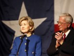 La senadora Kay Bailey y su esposo Ray Hutchison (AP)