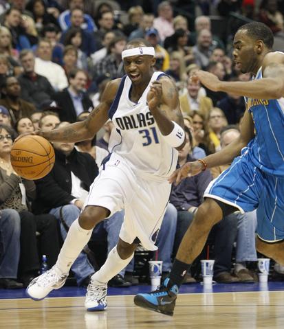 Dallas' Jason Terry drives against New Orleans' Marcus Thornton in the second half.