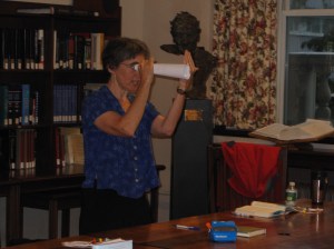 Sue Barry, author of Fixing My Gaze, leads her audience at the MBLWHOI Library Summer Salon in a simple demonstration of how the brain attempts to fuse inconsistent visual input from the two eyes into one image. Photo by Diana Kenney