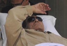 Former Egyptian President Hosni Mubarak is wheeled out of the  courtroom after his trial in Cairo June 2, 2012.  REUTERS/Stringer 