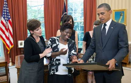 Lois Curtis, President Obama and others view a painting by Lois Curtis