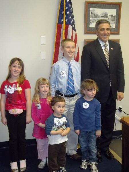 Children from the Juvenile Diabetes Research Foundation pose for a photo with Lou in his Hazleton district office after speaking about issues facing those with Juvenile Diabetes.