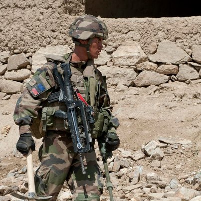 Photo: Le 3 septembre 2012, Vallée d'afghanya. Un caporal du 13e régiment du génie (13e RG), qui arme actuellement le détachement d’ouverture d’itinéraires piégés (DOIP), passe le détecteur de métaux dans des monticules de cailloux.

Le 3 septembre 2012, près de 100 militaires français de la Task Force La Fayette (TFLF) ont appuyé une opération des forces de sécurité afghanes (Afghan National Security Forces, ANSF), en Kapisa, au carrefour des 3 vallées d’Afghanya, de Ghayn et de Pacha Ghan.

http://www.defense.gouv.fr/operations/afghanistan/actualites/afghanistan-la-task-force-la-fayette-appuie-l-operation-gyrfalcon-21-des-ansf-en-kapisa

Crédits : EMA / armée de Terre