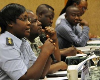 Photo: Capitaine Helen Chota, un officier des affaires publiques des forces Aériennes Zambiennes, prend la parole lors du Symposium des affaires publiques et des médias tenu le mardi 28 Août 2012. Ce symposium qu’organise l'AFRICOM est conçu pour rassembler les officiers des affaires publiques et les journalistes civils des pays partenaires africains pour examiner des études de cas et discuter des meilleures pratiques pour améliorer les capacités de planification et d'exécution des affaires publiques. (Photo du bureau des affaires publiques de l’AFRICOM par Brianne Warner)