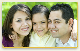 Un niÃ±o, su papÃ¡ y su mamÃ¡, sonrÃ­en