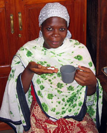 Photo of Morogoro health worker giving a pregnant mother her IPTp drugs.