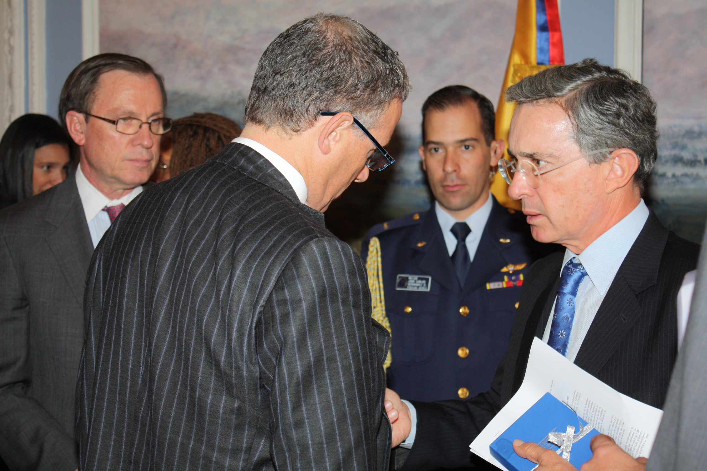 EColombian President Alvaro Uribe (right) and Ex-Im Bank Chairman and President Fred P. Hochberg (center) talk after a formal meeting at the Presidential Palace in Bogotá on Tuesday, January 19.