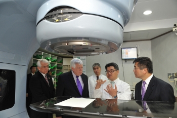 Secretary Locke, Reps. McDermott and Reichert Listen to an Explanation of How the Varian Linear Accelerator Works